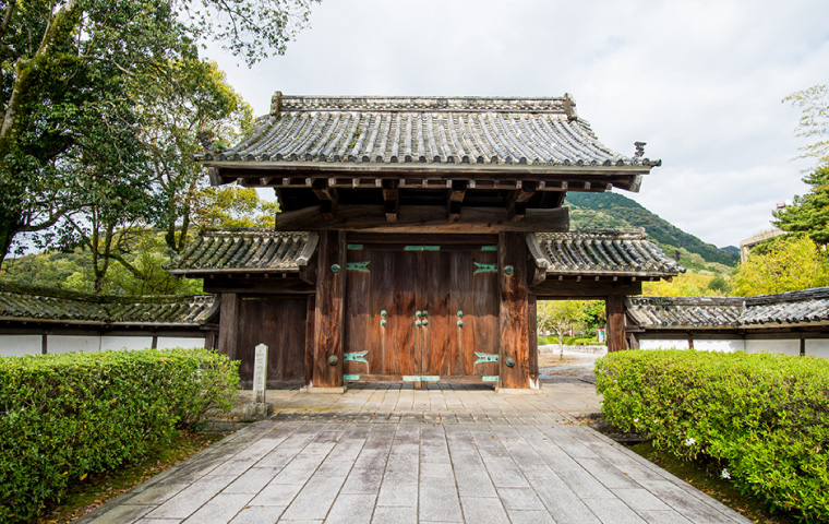 舊山口藩廳門
