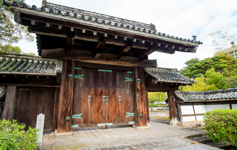 舊山口藩廳門