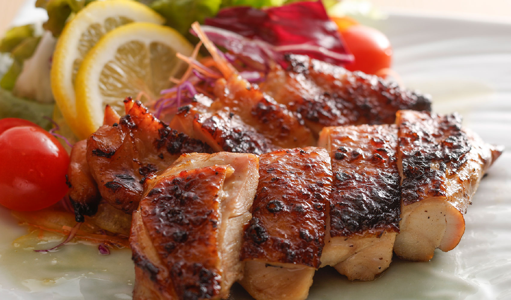 素晴らしきかな人生 山口店・牛串とらまめともつ鍋こ豆 湯田店・炭火串焼き やきとん 政之助/夏みかん香る長州鶏 炭火焼きチキンステーキ