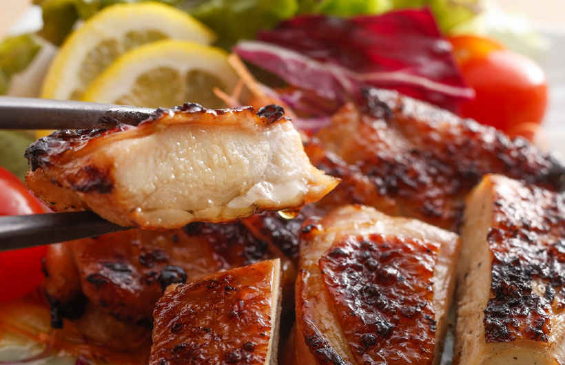 素晴らしきかな人生 山口店・牛串とらまめともつ鍋こ豆 湯田店・炭火串焼き やきとん 政之助/夏みかん香る長州鶏 炭火焼きチキンステーキ