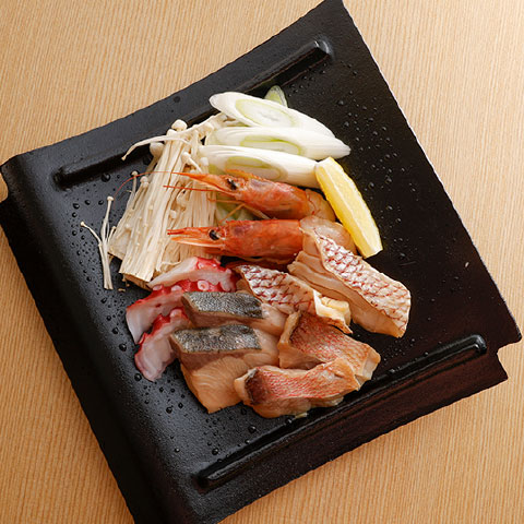 牛串とらまめともつ鍋こ豆 湯田店/美酒海鮮瓦焼き/獺祭と酒盗が香り立つ長州海鮮瓦焼き