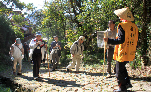 One Coin Tour of Hagi Okan historical road's “Ichinosaka 42 bend course” with Storyteller