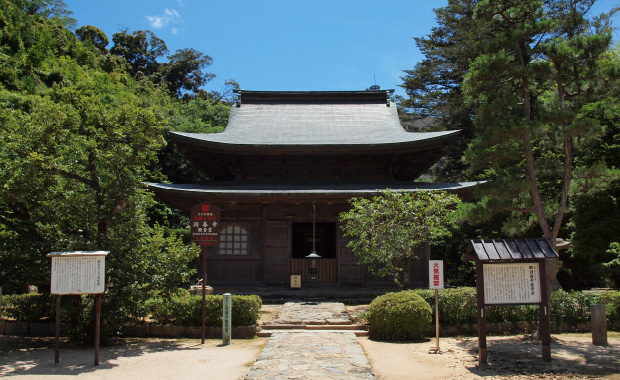 Guided tour of Toshunji Temple by its chief priest